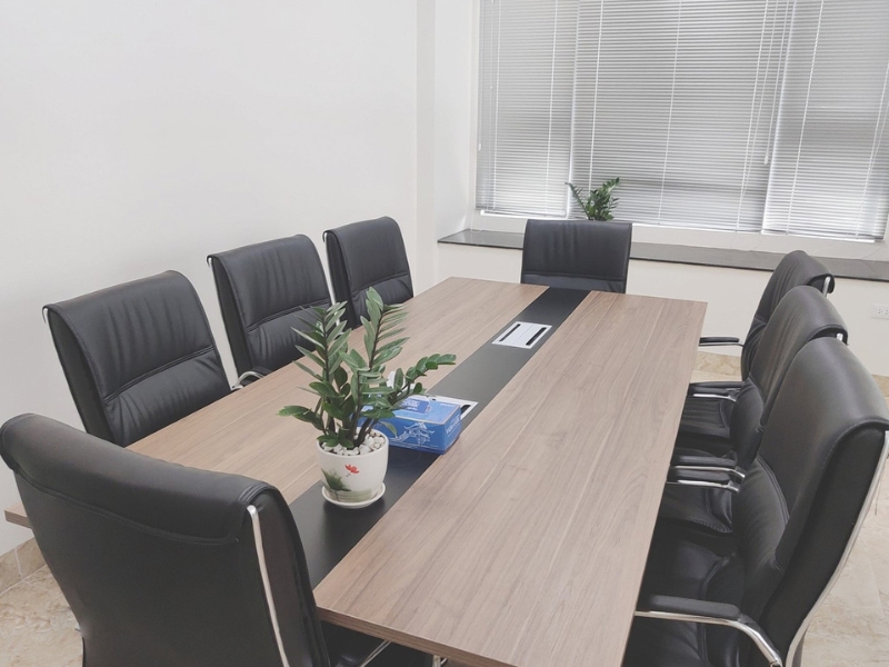 Song hành cùng bàn họp chính là các sản phẩm ghế chân quỳ da cao cấp Q2 màu đen tạo sự chuyên nghiệp cao cho không gian phòng họp
