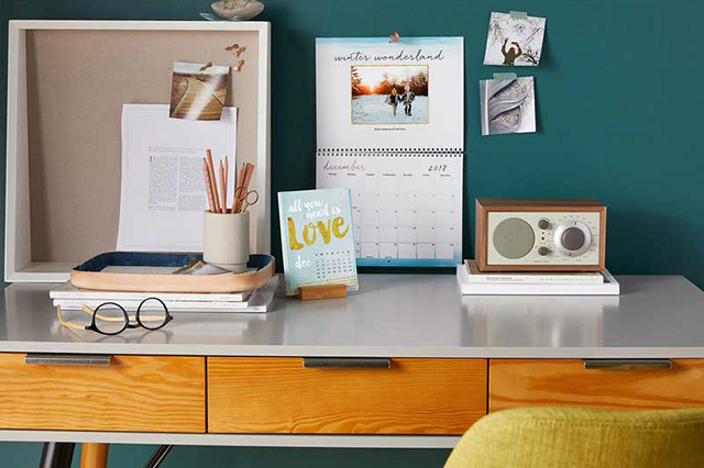 Sử dụng nhiều vật dụng như lịch để bàn, hộp bút, sách vở... cũng giúp bàn làm việc của bạn thêm ấn tượng hơn