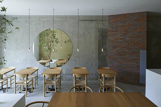 Gương decor quán cafe nghệ thuật, giúp mở rộng góc nhìn không gian hiệu quả
