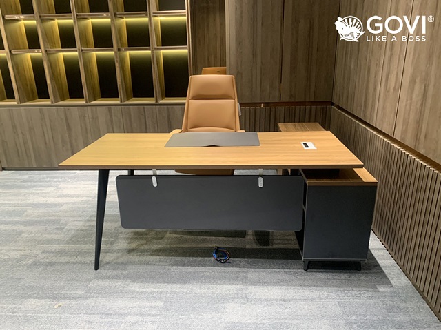 Bàn văn phòng nhân viên được thiết kế hiện đại, có kèm tủ phụ thông minh giúp tăng không gian lưu trữ, bảo quản tài liệu, đồ dùng cá nhân