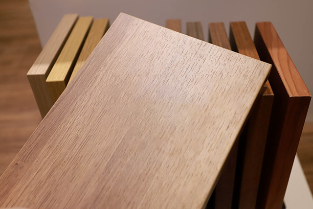 Gỗ công nghiệp HDF được sản xuất bằng bột gỗ các loại gỗ tự nhiên, kết hợp chất phu gia tạo độ cứng và chắc chắn cao