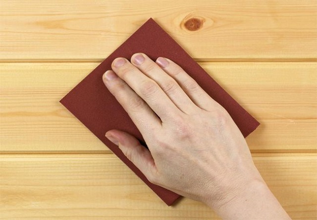 Sử dụng giấy nhám mịn đánh bóng bề mặt gỗ để đạt hiệu quả tốt nhất