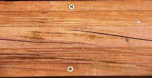 Nguyên nhân đồ gỗ nứt nẻ phai màu ẩm mốc