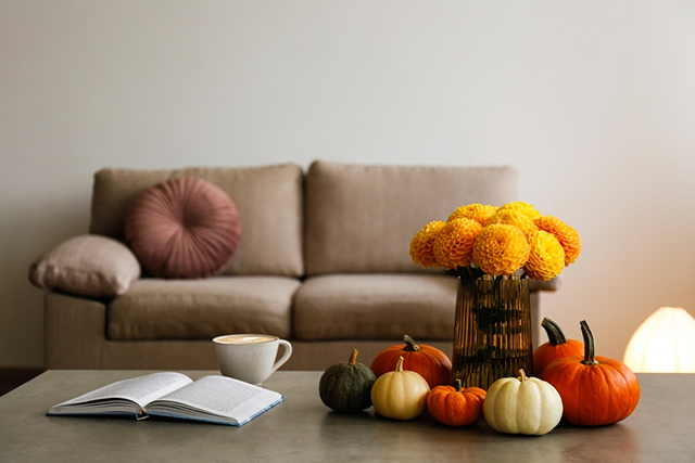 Lựa chọn màu sắc sofa trung tính, trang nhã giúp không gian thêm nhẹ nhàng, thoáng đãng hơn