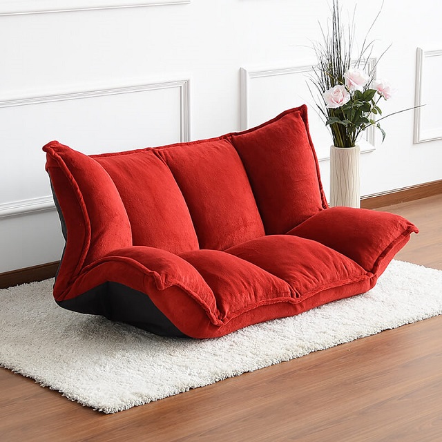 Sofa thư giãn màu đỏ ấn tượng giúp bạn đọc sách thoải mái