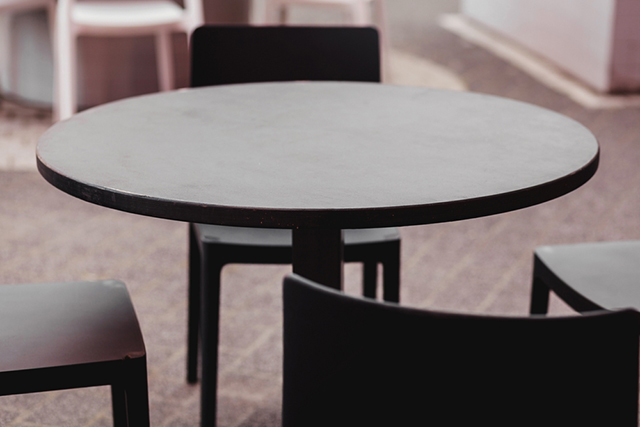 Với thiết kế đơn giản, bàn tròn phù hợp với mọi không gian khác nhau