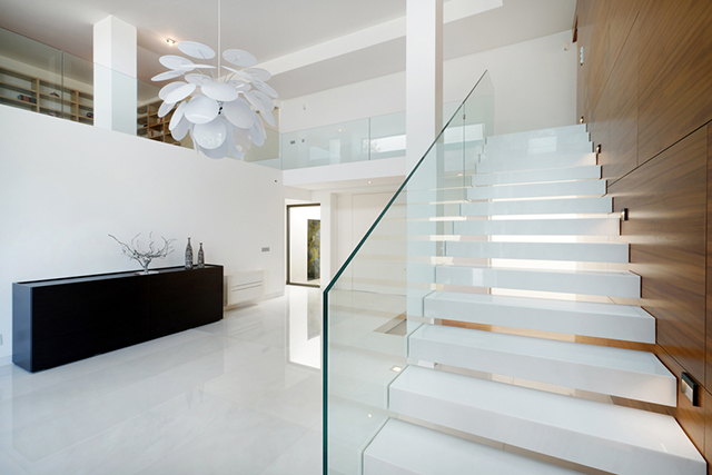 Lựa chọn cầu thang kính không tay vịn vừa mang nét sang trọng, vừa mang sự hiện đại cho căn nhà