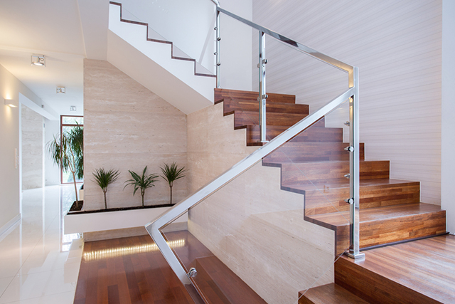 Cầu thang kính tay vịn inox với thiết kế độc đáo, lạ mắt mang đến sự tinh tế, sang trọng cho không gian nhà bạn