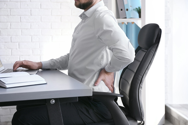 Hiện tượng đau lưng thường gặp nhiều ở những người thường xuyên ngồi làm việc