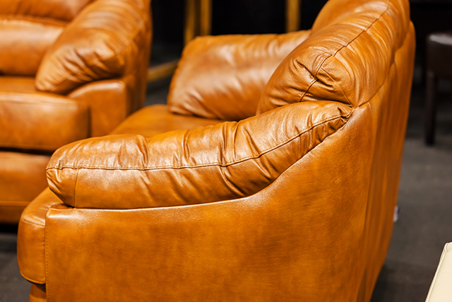 Sofa đơn phòng khách có thể kết hợp cùng sofa văng sẽ mang lại sự độc đáo và mới lạ cho căn phòng