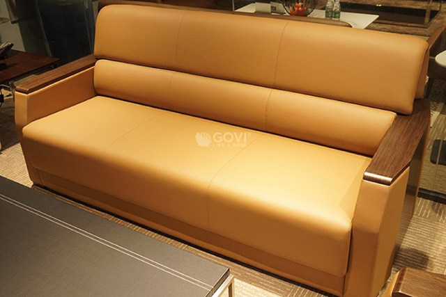 Sofa văng với thiết kế đơn giản được kết hợp giữa da nâu và gỗ óc chó sang trọng
