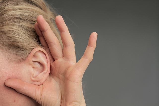 Các âm thanh với tần suất và cường độ lớn sẽ khiến tai bị nhiễu, phá hủy các tế bào giúp truyền tín hiện trong tai