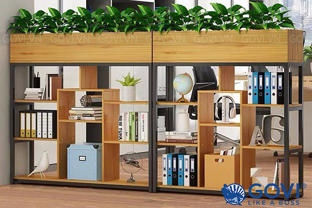 Bạn có thể dùng tủ trang trí gỗ để tân trang cho căn phòng, vừa đặt đồ trang trí, vừa để sách rất tiện dụng