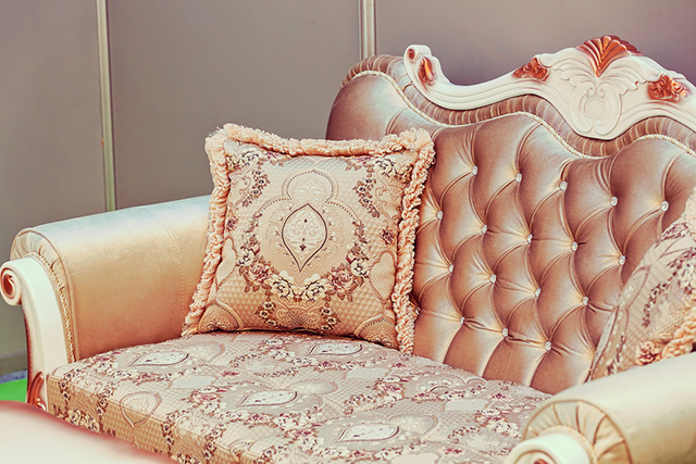 Sofa bọc vải gấm thể hiện được sự sang trọng, quý phái với chất liệu mềm và mượt được biến tấu từ lụa
