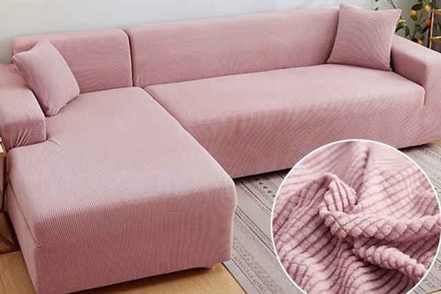 Sofa được bọc vải nhung gân nổi mang nét sang trọng, lịch sự