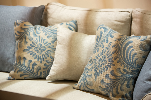 Sofa bọc vải thô có tạo hình cứng cáp, được làm từ các nguyên liệu tự nhiên như: đay, bông, gai...