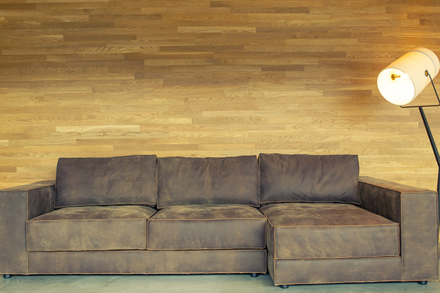 Xác định tình trạng ghế sofa trước khi bọc là một điều cần thiết để quyết định có nên bọc hay sẽ chọn phương pháp khác