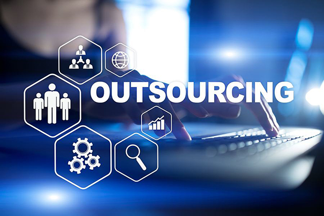 Outsource là gì? Những ưu nhược điểm khi DN áp dụng