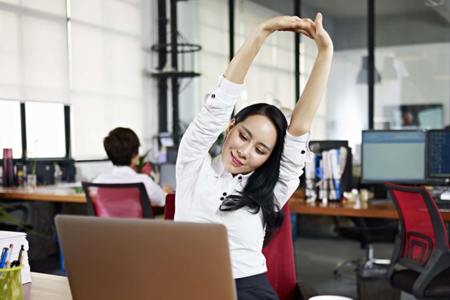 Chỉ cần vươn tay, vươn vai cũng có thể giúp kéo giãn cơ, thư giãn gân cốt giúp bạn đỡ mỏi hơn khi ngồi làm việc lâu