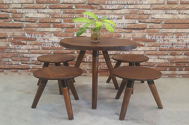 Những chiếc ghế đẩu gỗ được biến hóa đa dạng, phù hợp để trang trí các quán cafe đường phố, bình dân