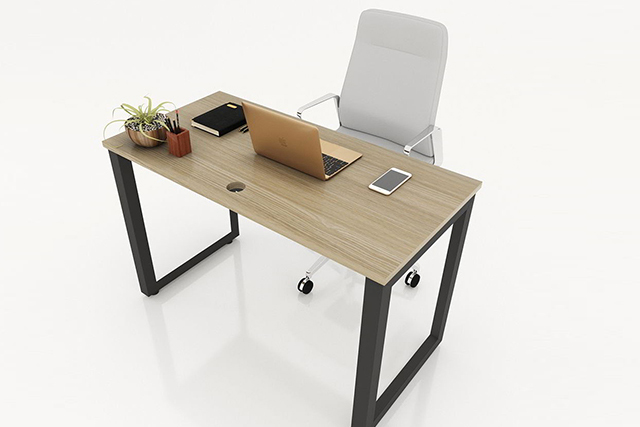 Với kiểu dáng chân sắt hộp vuông, bàn làm việc tại nhà được thiết kế rất đơn giản, nhỏ gọn phù hợp với nhiều không gian