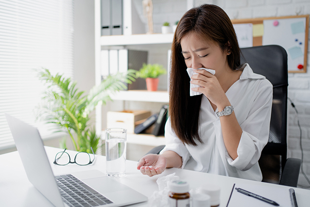 Khí lạnh của điều hòa cùng tác động của môi trường sẽ rất dễ gây nên các bệnh về đường hô hấp, các bệnh cảm cúm, viêm mũi