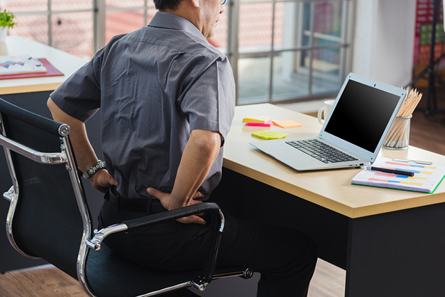 Khi ngồi làm việc quá lâu, phần lưng sẽ phải chịu áp lực lớn từ cơ thể nên dễ gây đau mỏi vùng lưng