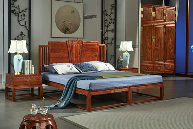 Ghế đẩu gỗ được cải tiến thông minh, có hộc tủ để đầu giường rất hợp lý
