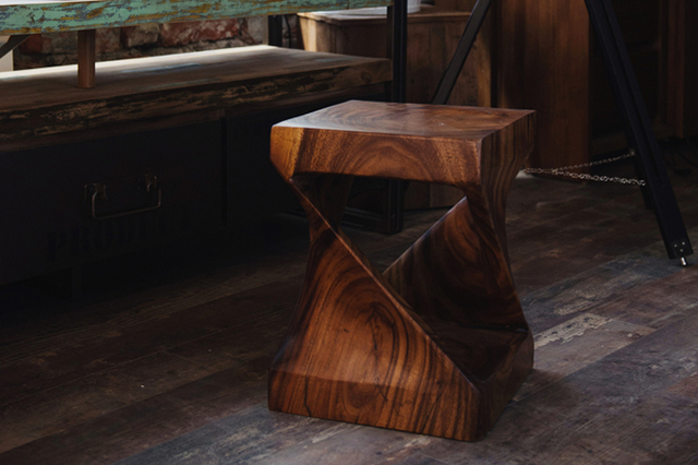 Sản phẩm ghế đẩu gỗ nguyên khối được thiết kế và chạm khắc rất kì công