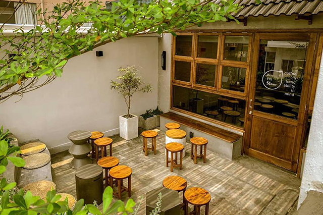Phong cách quán cafe được trang bị những chiếc ghế đẩu gỗ tạo nên không gian rất yên bình, đơn giản