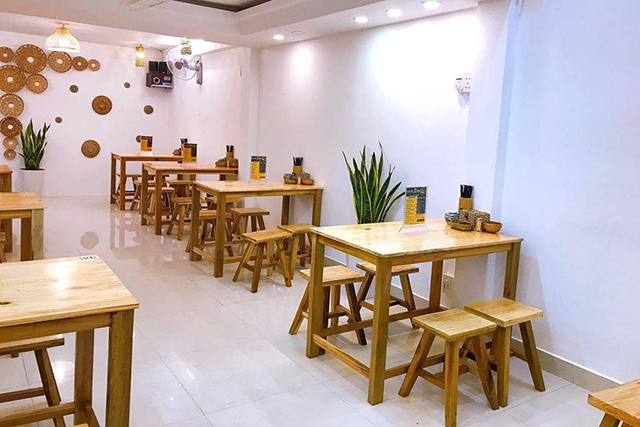 Mang phong thái giản dị, ghế đẩu mộc còn được sử dụng nhiều ở những quán ăn và quán nhậu, canh ty tiết kiệm ngân sách không khí xứng đáng kể
