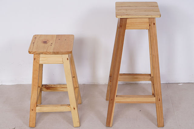 Những chiếc ghế đẩu gỗ gọn nhẹ, nhỏ xinh rất tiện dụng