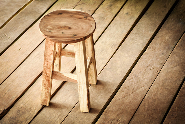 Ghế đẩu gỗ được làm từ chất liệu gỗ, không có tựa tay và tựa lưng