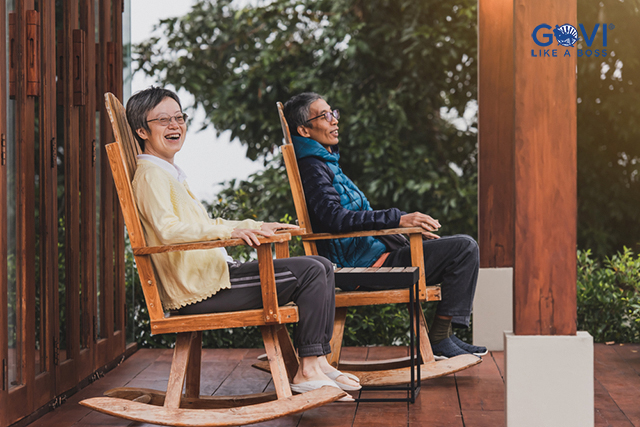 Người già có thể dùng ghế đung đưa để ngồi thư giãn rất hợp lý 