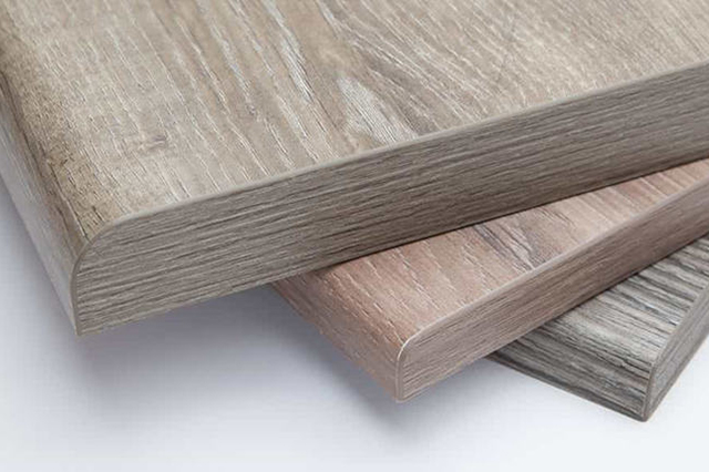 Gỗ HDF phủ laminate được phủ lên một lớp bề mặt laminate vân gỗ hoặc màu trơn.
