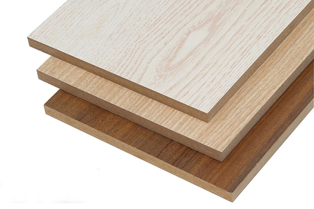 Bề mặt gỗ HDF phủ melamine có thể là vân gỗ hoặc màu trơn.