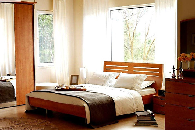 Kê giường đối diện cửa sổ sẽ khiến ánh sáng chiếu thẳng trực tiếp vào người hoặc lúc mưa gió cũng sẽ bị ảnh hưởng