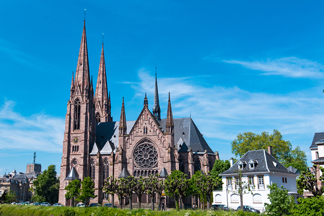 Gothic được thể hiện rõ nét và đẹp nhất trong các nhà thời lớn, các thánh đường và các công trình dân dụng khác.