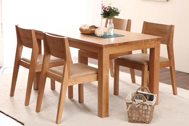Mẫu bàn ăn gỗ tự nhiên đơn giản, phù hợp với nhiều không gian