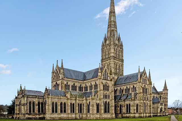 Nhà thờ Salisbury rất tráng lệ với thiết kế mái chóp được ghi nhận là cao nhất nước Anh
