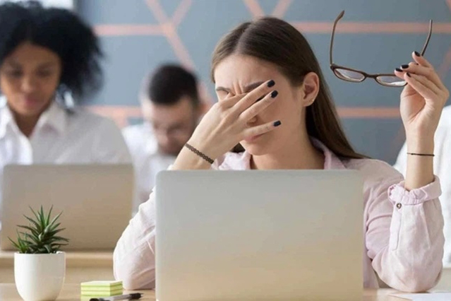 Dân văn phòng có đặc thù làm việc nhiều trên máy tính nên việc nhìn lâu trên màn hình cũng gây ra tình trạng mỏi mắt, rối loạn thị giác