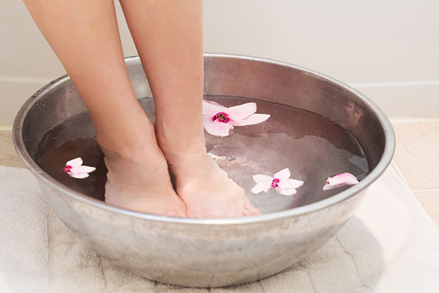Ngâm chân bằng nước nóng giúp lưu thông tuần hoàn máu, cho giấc ngủ ngon hơn