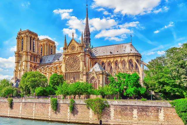 Nhà thờ Đức Bà Paris (Pháp) được xây dựng theo quy mô hoành tráng