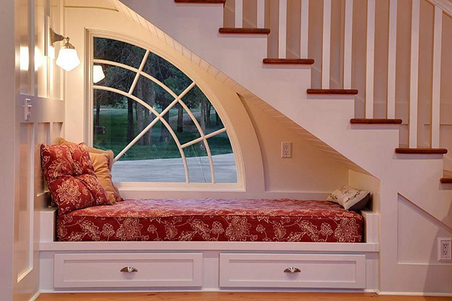 Đặt giường ngủ dưới cầu thang khiến không khí bí bách, chật hẹp