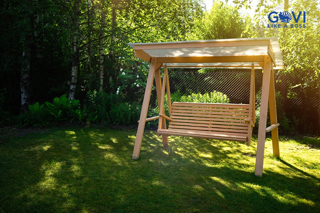 Mẫu xích đu ghế gỗ với thiết kế đơn giản, thích hợp đặt trong sân vườn