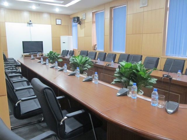 Bàn Oval thiết kế rộng phù hợp với phòng họp 18-20 người