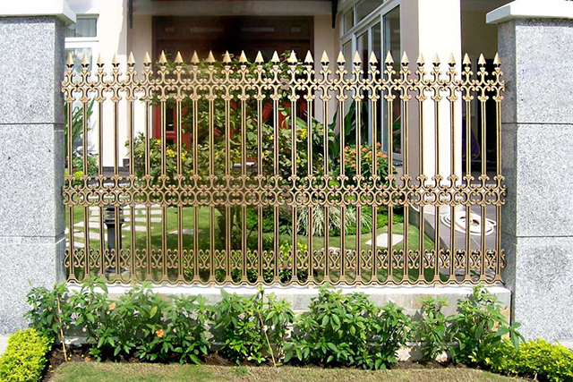 Hàng rào sắt sơn tĩnh điện mang lại nét sang xịn, hiện đại cho khuôn viên nhà