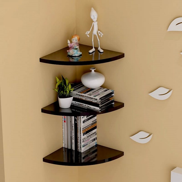 Compact, space-saving corner shelf
