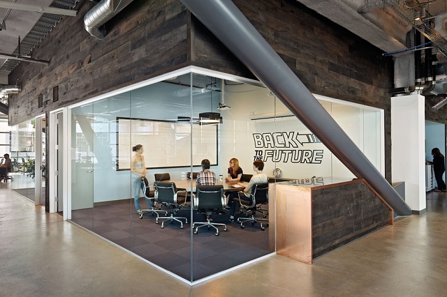 Phòng họp sử dụng chất liệu kính giúp tầm nhìn bao quát hơn