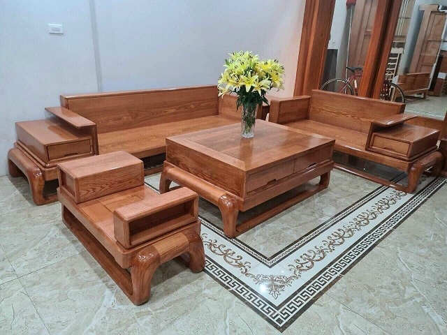 Bộ bàn ghế phòng khách làm từ gỗ tần bì mang đến vẻ tự nhiên, sang trọng cho căn phòng.